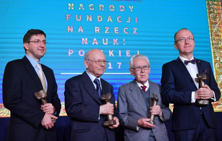 Laureaci Nagród Fundacji na rzecz Nauki Polskiej: prof. Piotr Trzonkowski (L), prof. Krzysztof Pomian (2L), prof. Andrzej Trautman (2P) oraz prof. Daniel Gryko (P) podczas uroczystości wręczenia nagród na Zamku Królewskim w Warszawie. Fot. PAP/B. Zborowski