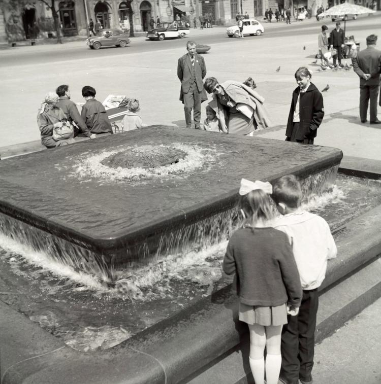 Kraków 09.1967. Rynek Główny, fontanna zaprojektowana przez prof. Wiktora Zina. Fot. PAP/S. Gawliński