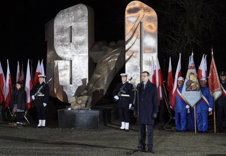 Premier Mateusz Morawiecki podczas obchodów 47. rocznicy Grudnia ’70 przed Pomnikiem Ofiar Grudnia 1970 w Gdyni. Fot. PAP/A. Warżawa