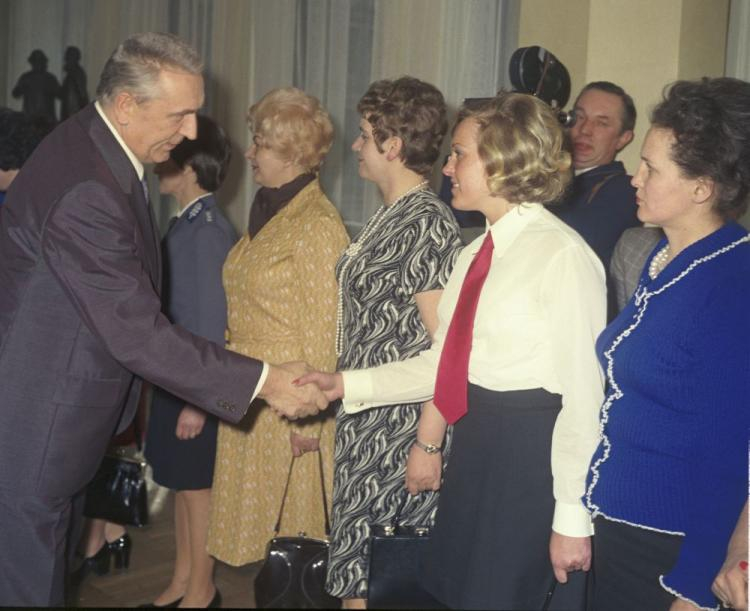 Spotkanie w KC PZPR z okazji Święta Kobiet. Nz. I sekretarz KC PZPR Edward Gierek i jego goście. Warszawa 08.03.1974. Fot. PAP/J. Morek