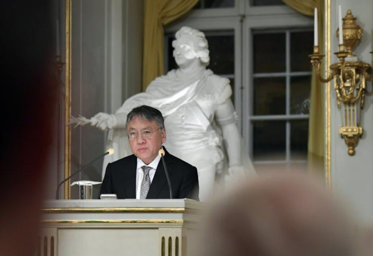 Kazuo Ishiguro podczas odczytu noblowskiego w Sztokholmie. Fot. PAP/EPA