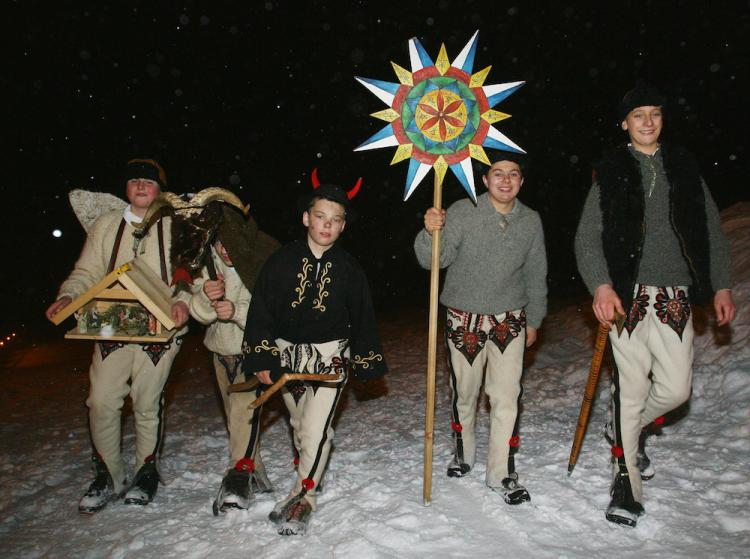 Kolędnicy w Bukowinie Tatrzańskiej. Fot. PAP/G. Momot