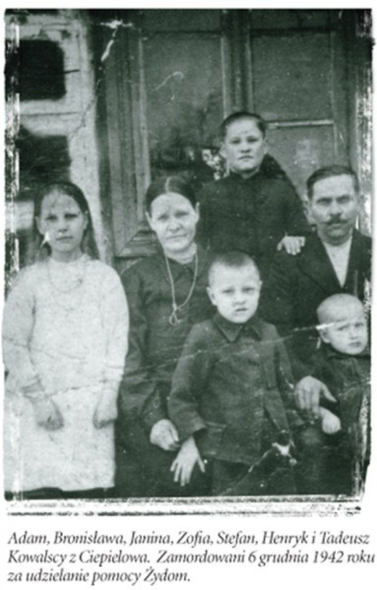 Adam, Bronisława, Janina, Zofia, Stefan, Henryk i Tadeusz Kowalscy z Ciepielowa zamordowani 6 XII 1942 r. za udzielanie pomocy Żydom. Źródło: IPN