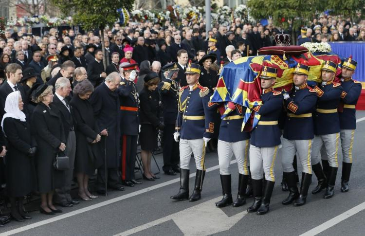 Wielotysięczny tłum na pogrzebie ostatniego króla Rumunii, Michała I. Bukareszt, 1612.2017. Fot. PAP/EPA
