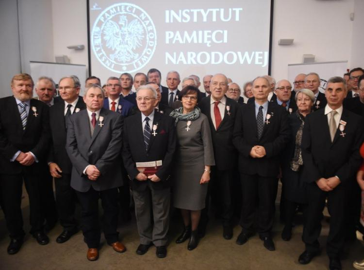 Wspólne zdjęcie osób odznaczonych Krzyżem Wolności i Solidarności w Centrum Edukacyjnym im. Janusza Kurtyki „Przystanek Historia” w Warszawie. Fot. PAP/R, Pietruszka