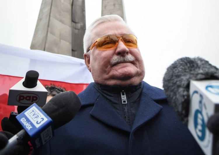 Były prezydent Lech Wałęsa przed Pomnikiem Poległych Stoczniowców na Placu Solidarności w Gdańsku. Fot PAP/R. Jocher