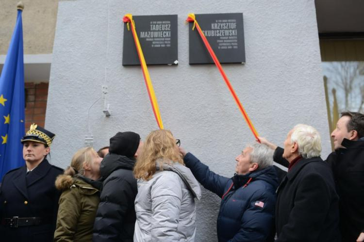 Odsłonięcie tablic upamiętniających premiera Tadeusza Mazowieckiego i ministra spraw zagranicznych Krzysztofa Skubiszewskiego. Fot. PAP/J. Kamiński