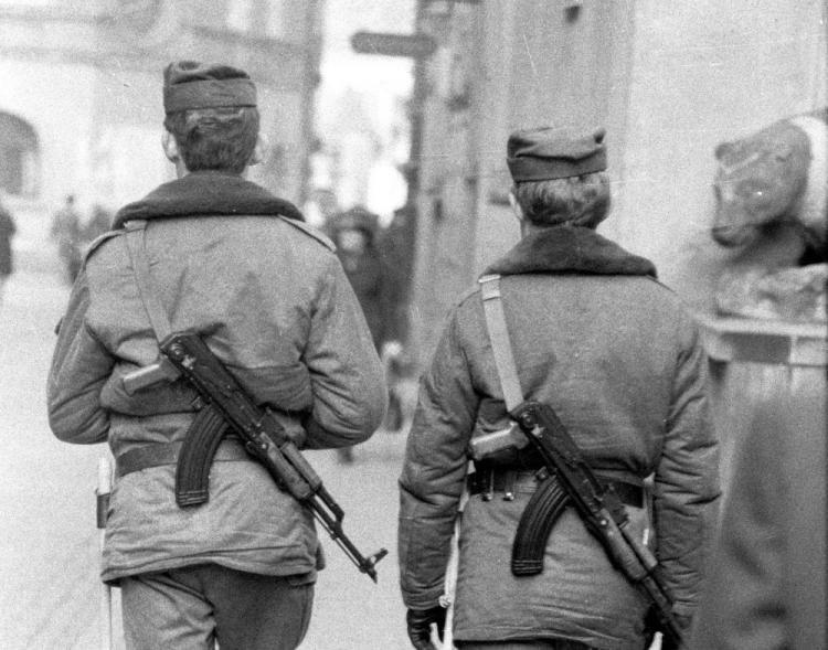 Stan wojenny. Nz. uzbrojony patrol. Warszawa, 15.02.1982. Fot. PAP/CAF/T. Langda