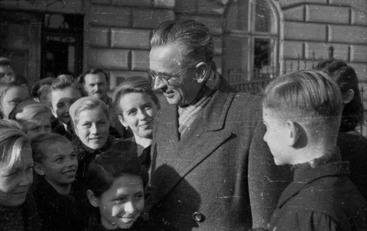 Gustaw Morcinek w Skoczowie, gdzie przed wojną pracował jako nauczyciel. 1946 r. Fot. PAP/CAF