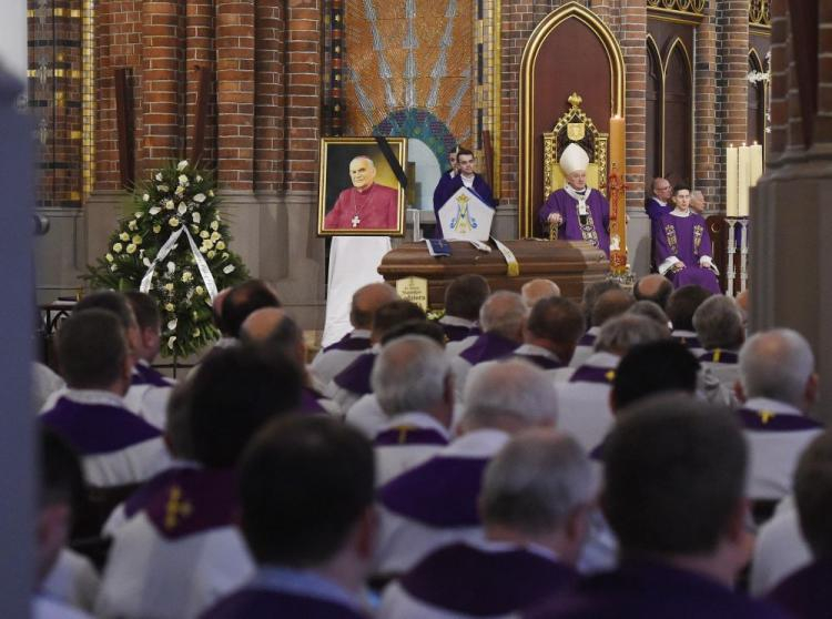 Uroczystości pogrzebowe biskupa Stanisława Kędziory Fot. PAP/R. Pietruszka