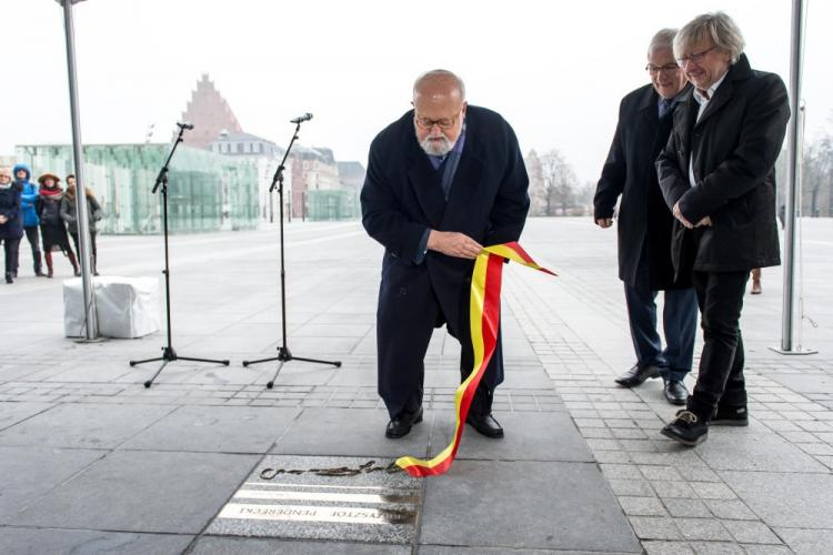 Krzysztof Penderecki (C), przewodniczący Rady Miejskiej Wrocławia Jacek Ossowski (2P) oraz dyrektor Narodowego Forum Muzyki im. Witolda Lutosławskiego Andrzej Kosendiak (P) podczas uroczystości odsłonięcia płyty pamiątkowej w Alei Gwiazd przed NFM we Wrocławiu. Fot. PAP/M. Kulczyński