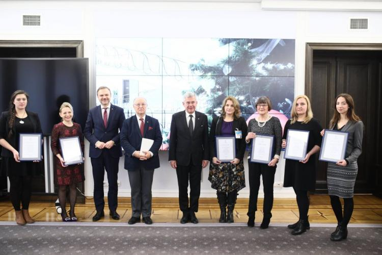 Marszałek Senatu Stanisław Karczewski (C) z laureatami konkursu "Polska rodzina poza Polską". Fot. PAP/L. Szymański