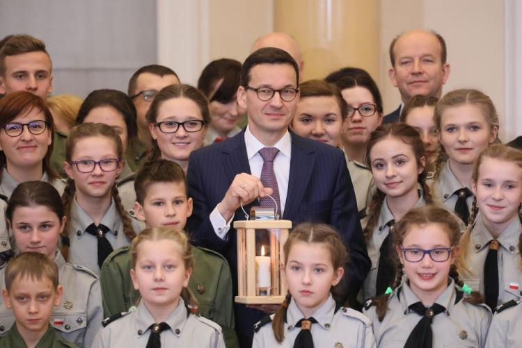 Premier Mateusz Morawiecki podczas uroczystego odebrania Betlejemskiego Światła Pokoju od harcerzy ZHP. Fot. PAP/P. Supernak