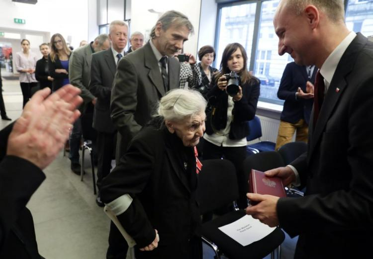 Podsekretarz stanu w Kancelarii Prezydenta RP Wojciech Kolarski wręcza Krzyż Komandorski Orderu Odrodzenia Polski Bronisławie Rafalskiej, zaangażowanej w ratowanie Żydów podczas II wojny światowej, w czasie uroczystości w Centrum Edukacyjnym IPN w Warszawie. Fot. PAP/T. Gzell