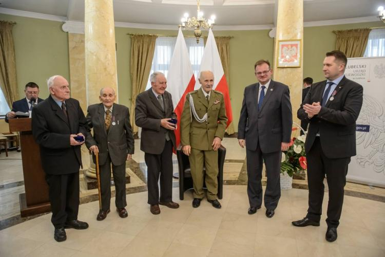 Jubileusz 100. rocznicy urodzin płk. Władysława Rokickiego w Lublinie -  od lewej: Edward Zalewski, Stanisław Dudziński, Edward Pecio, płk Władysław Rokicki, szef Urzędu do Spraw Kombatantów i Osób Represjonowanych Jan Józef Kasprzyk i wojewoda lubelski Przemysław Czarnek. Fot. Fot. PAP/W. Pacewicz