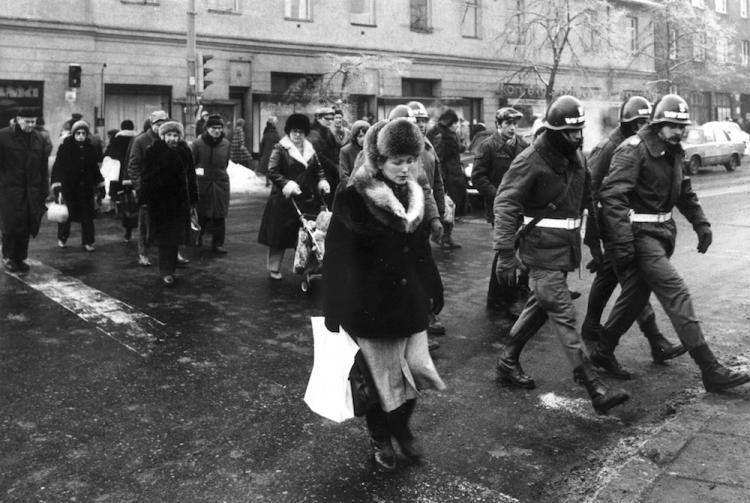 Warszawa po wprowadzeniu stanu wojennego. 12.1981. Fot. PAP/CAF 