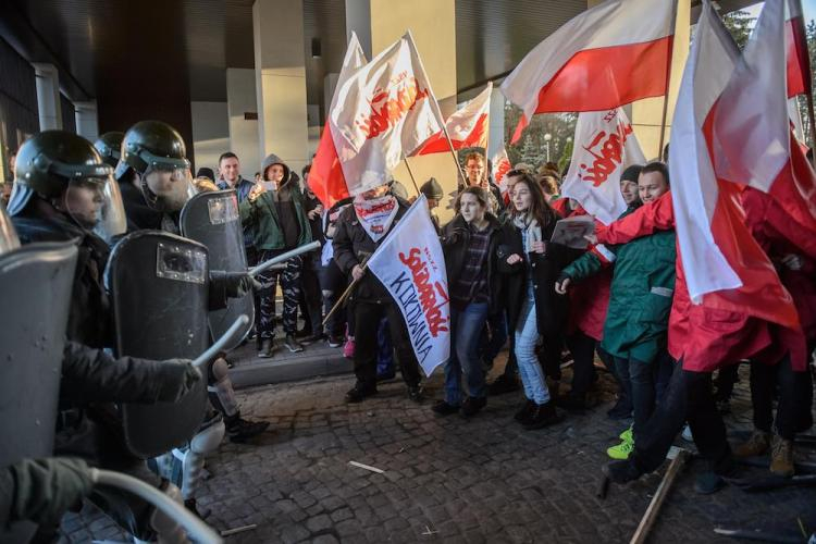 Inscenizacja pacyfikacji Fabryki Samochodów Ciężarowych w Lublinie, 13 bm. zorganizowana przez Region Środkowo-Wschodni NSZZ „Solidarność w ramach obchodów 36. rocznicy wprowadzenia stanu wojennego. Fot. PAP/W. Pacewicz