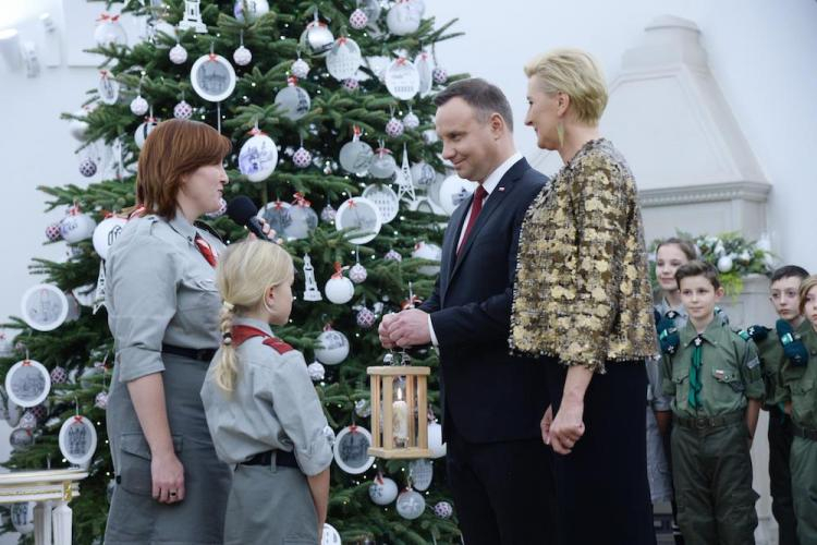 Prezydent Andrzej Duda (2P) z małżonką Agatą Kornhauser-Dudą (P) podczas uroczystego odebrania Betlejemskiego Światła Pokoju od harcerzy Związku Harcerstwa Polskiego. Fot. PAP/J. Turczyk