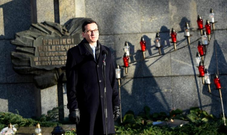 Wystąpienie premiera Mateusza Morawieckiego podczas uroczystości w 47. rocznicę Grudnia`70 przed bramą Stoczni Szczecińskiej. Fot. PAP/M. Bielecki