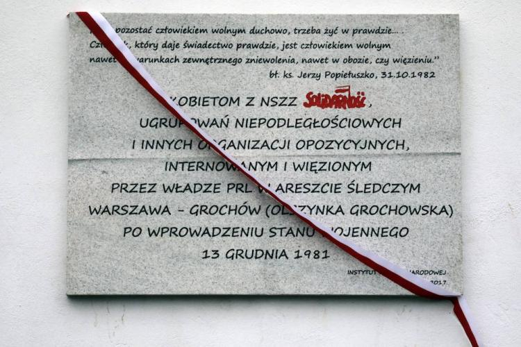 Uroczystość odsłonięcia, na terenie Aresztu Śledczego Olszynka Grochowska, tablicy upamiętniającej kobiety internowane i osadzone w areszcie na Grochowie. Fot. PAP/T. Gzell
