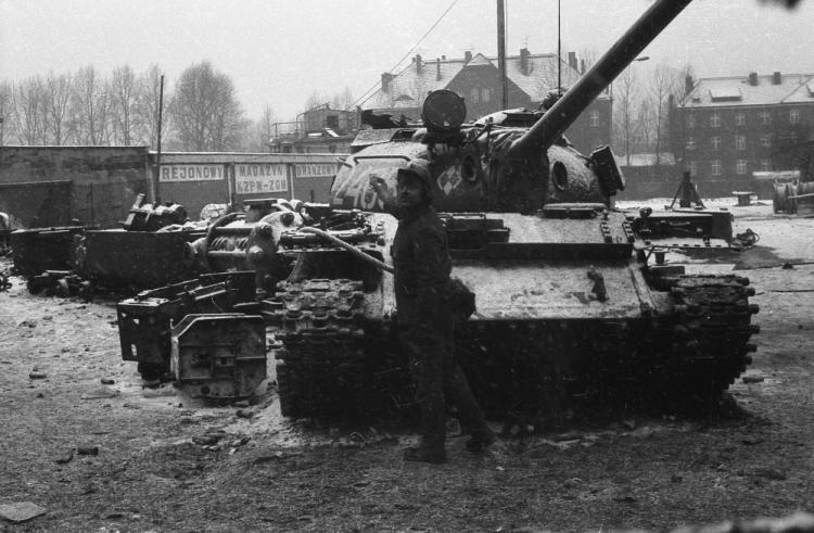 Pacyfikacja Kopalni Węgla Kamiennego Wujek. Katowice 16.12.1981. Fot. PAP/M. Janicki