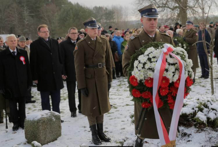 Szef Urzędu do Spraw Kombatantów i Osób Represjonowanych Jan Józef Kasprzyk i sędzia Bogusław Nizieński składają wieniec w miejscu, gdzie w 1867 roku, w nieistniejącym dziś dworze Zułów urodził się Józef Piłsudski. Fot. PAP/T. Waszczuk