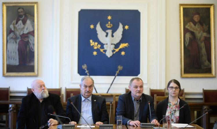 Językoznawcy: prof. dr hab. Jerzy Bralczyk (L), dr hab. Magdalena Derwojedowa (2P), dr hab. Marek Łaziński (C), prof. dr hab. Andrzej Markowski (2L) podczas spotkania podsumowującego plebiscyt Słowo Roku 2017. Fot. PAP/J. Turczyk