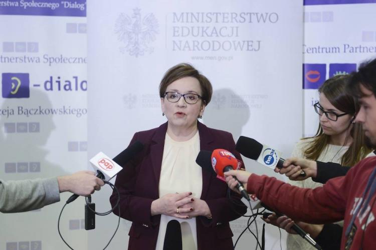 Minister edukacji Anna Zalewska podczas konferencji prasowej, 24 bm. po posiedzeniu zespołu do spraw statusu zawodowego pracowników oświaty w Centrum Partnerstwa Społecznego "Dialog" w Warszawie. Fot. PAP/J. Kamiński