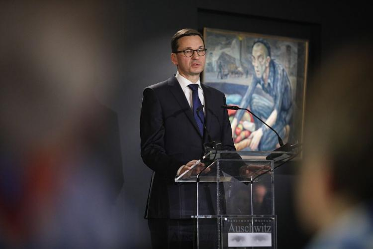 Premier Mateusz Morawiecki przemawia w budynku "Sauny" na terenie byłego obozu Auschwitz II-Birkenau podczas obchodów 73. rocznicy wyzwolenia niemieckiego obozu zagłady KL Auschwitz-Birkenau. Fot. PAP/S. Rozpędzik