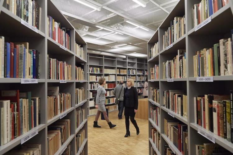 Czytelnicy w nowo otwartej bibliotece Muzeum II Wojny Światowej w Gdańsku. Fot. PAP/A. Warżawa