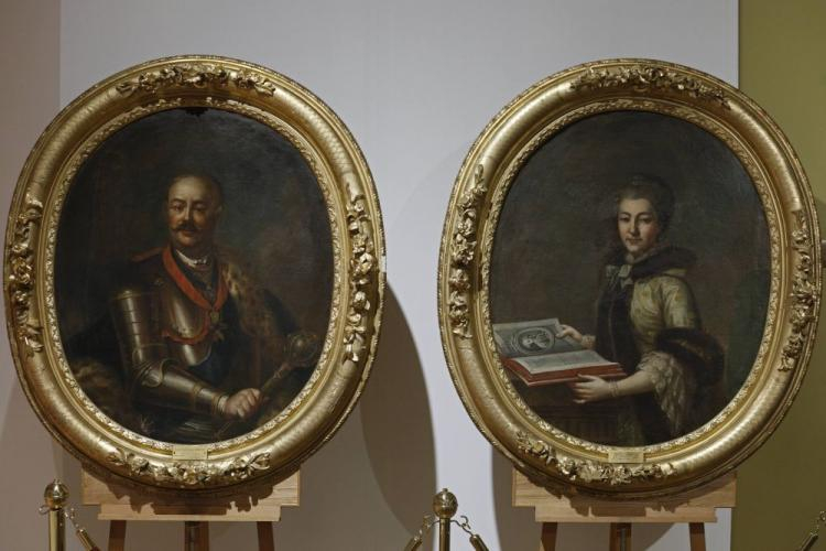Muzeum Podlaskie zaprezentowało dwa portrety Branickich - Izabeli i Jana Klemensa zakupione na aukcji w domu aukcyjnym Hampel w Monachium. Fot. PAP/A. Reszko