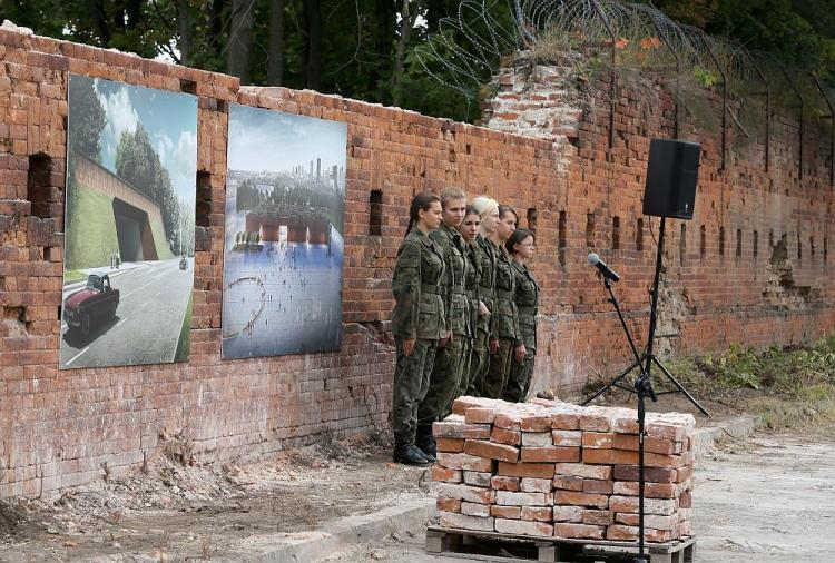 Oficjalne otwarcie budowy nowego wjazdu do Cytadeli Warszawskiej - pierwszego etapu budowy nowej siedziby Muzeum Wojska Polskiego. 09.2016. Fot. PAP/T. Gzell