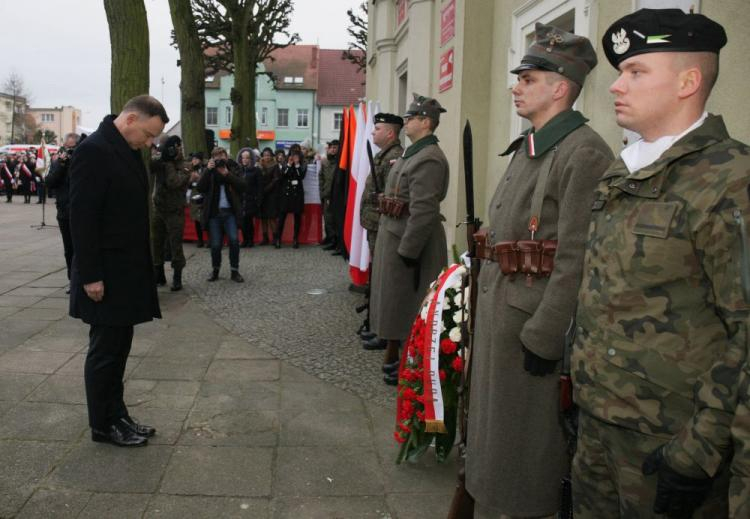 Prezydent Andrzej Duda przed tablicą poświęconą powstańcom wielkopolskim w Kargowej. Fot. PAP/L. Muszyński 