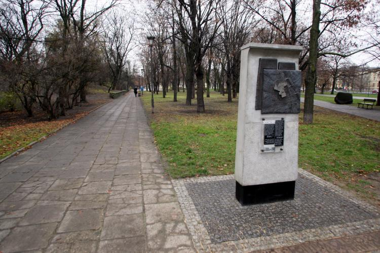 Jedna z 21 tablic upamiętniających miejsce, gdzie stał mur getta, na warszawskim Muranowie. Fot. PAP/T. Gzell