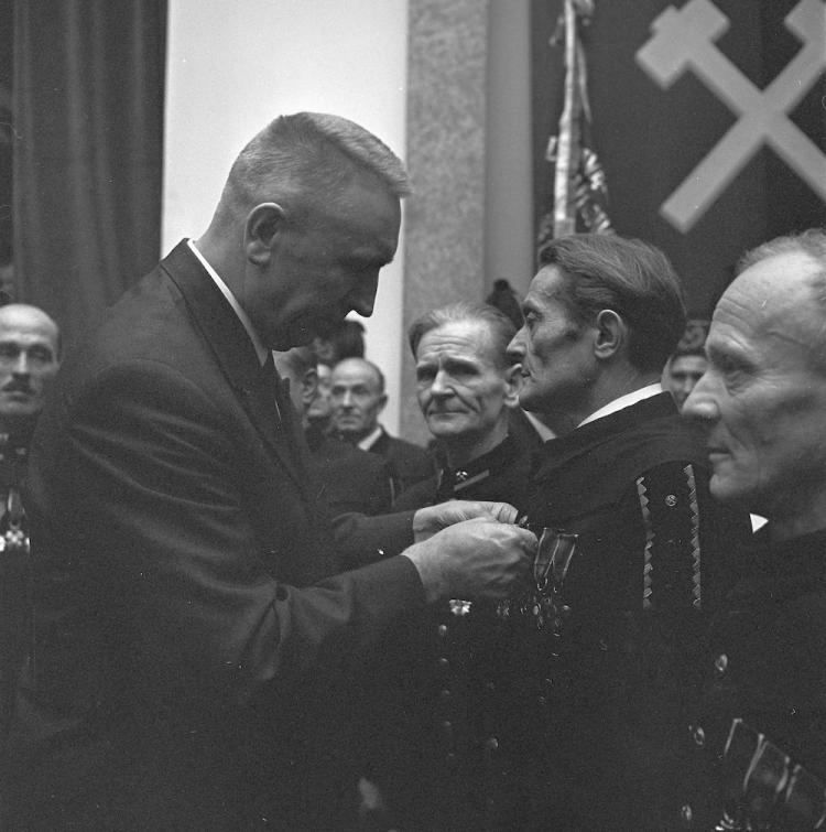 Obchody Dnia Górnika w Domu Kultury kopalni Milowice w Sosnowcu, 1969 r. Na zdj. I sekretarz Komitetu Wojewódzkiego PZPR w Katowicach Edward Gierek. Fot. PAP/CAF