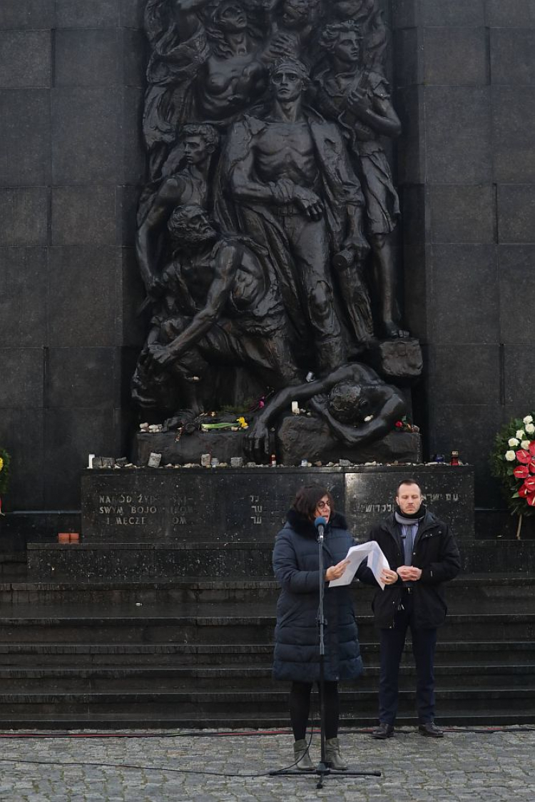 Ambasador Izraela Anna Azari podczas obchodów Międzynarodowego Dnia Pamięci o Ofiarach Holokaustu przy pomniku Bohaterów Getta w Warszawie. Fot. PAP/T. Gzell
