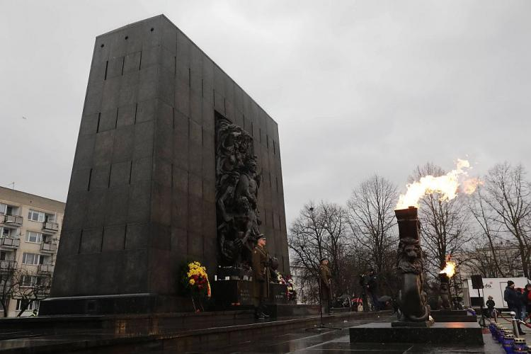 Obchody Międzynarodowego Dnia Pamięci o Ofiarach Holokaustu przy pomniku Bohaterów Getta w Warszawie. Fot. PAP/T. Gzell