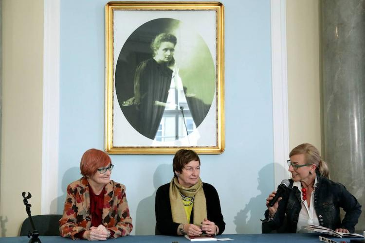 Prawniczka, socjolog, prof. Małgorzata Fuszara (L), działaczka społeczna prof. Joanna Regulska (C) oraz pełnomocniczka Kongresu Kobiet ds. obchodów Stulecia Praw Kobiet – Małgorzata Tkacz-Janik (P) podczas konferencji prasowej inaugurującej kongresowe obchody 100-lecia praw kobiet. Fot. PAP/T. Gzell