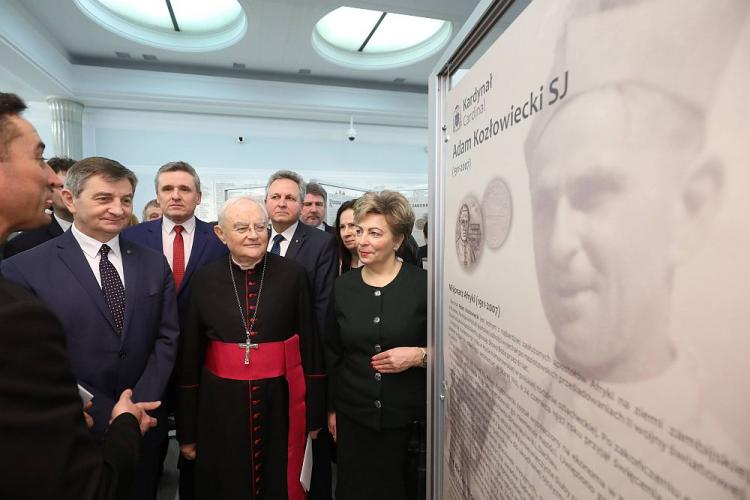 Biskup senior diecezji warszawsko-praskiej abp Henryk Hoser (C) oraz marszałek Sejmu Marek Kuchciński (L) podczas otwarcia w Sejmie wystawy "In nomine Domini. Misjonarze Afryki. Kardynał Adam Kozłowiecki SJ (1911-2007)". Fot. PAP/P. Supernak