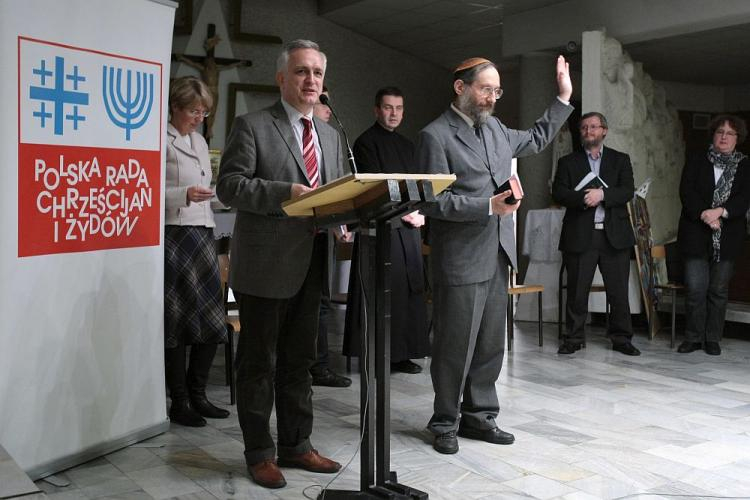 Współprzewodniczący Polskiej Rady Chrześcijan i Żydów: Stanisław Krajewski (2L) i Zbigniew Nosowski (L). Fot. PAP/L. Szymański