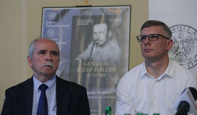 Opiekun archiwum Stowarzyszenia Weteranów Armii Polskiej w Ameryce Teofil Lachowicz (L) i dyrektor Wojskowego Biura Historycznego Sławomir Cenckiewicz. 07.2017. Fot. PAP/T. Gzell