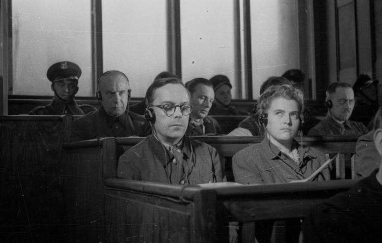 W ławie oskarżonych w pierwszym rzędzie Artur Liebehenschel, komendant KL Auschwitz podczas tzw. pierwszego procesu oświęcimskiego. Fot. PAP/CAF
