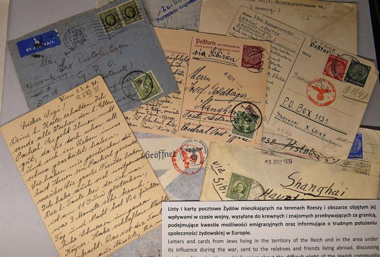 Wystawa "Listy... Kolekcja Władysława Ratha" w budynku dawnego bloku numer 12 na terenie byłego niemieckiego obozu KL Auschwitz I. Fot. PAP/J. Bednarczyk