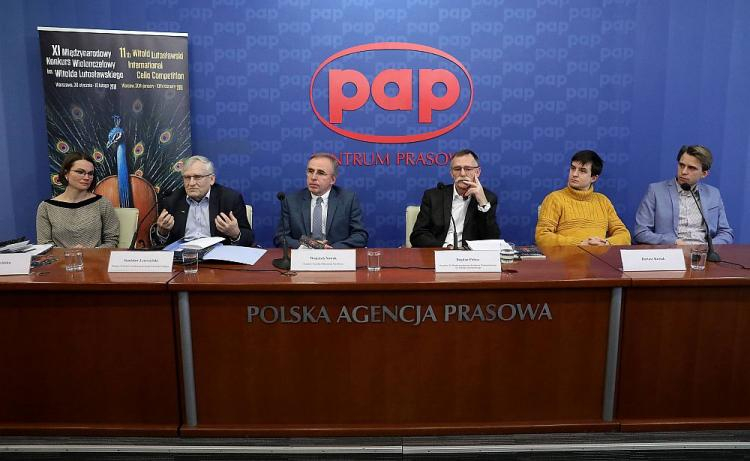 Konferencja prasowa nt. XI Międzynarodowego Konkursu Wiolonczelowego im. Witolda Lutosławskiego: Agata Kwiecińska (L), zastępca dyr. Narodowego Instytutu Fryderyka Chopina Stanisław Leszczyński (2L), dyr. naczelny Filharmonii Narodowej Wojciech Nowak (3L), dyr. XI MKW im. Witolda Lutosławskiego Bogdan Pałosz (3P) oraz uczestnicy konkursu: Bartosz Koziak (2P) i Marcin Zdunik (P). Fot. PAP/T. Gzell