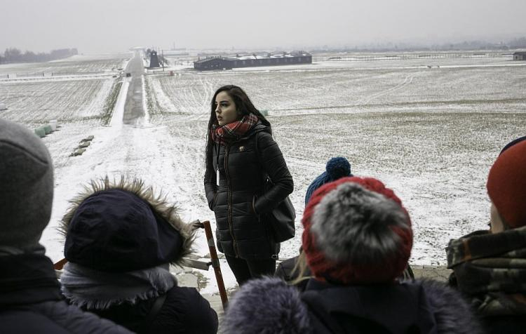 Agnieszka Mierzwa podczas wykładu pt. "Opowieści ukryte w przedmiotach", w ramach obchodów Międzynarodowego Dnia Pamięci o Ofiarach Holokaustu w Muzeum na Majdanku. Fot. PAP/W. Jargiło