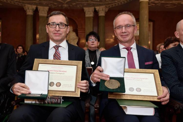 Laureaci - prezes Instytutu Pamięci Narodowej dr Jarosław Szarek (L) oraz wiceprezes IPN, pełniący obowiązki Dyrektora Biura Poszukiwań i Identyfikacji prof. Krzysztof Szwagrzyk (P). Fot. PAP/J. Kaczmarczyk