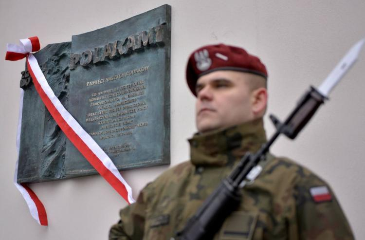 Uroczystość odsłonięcia tablicy pamięci ofiar tzw. Operacji Polskiej NKWD w Krakowie. Fot. PAP/P. Zechenter