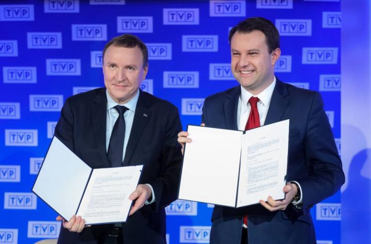 Prezes TVP Jacek Kurski (L) i prezydent Opola Arkadiusz Wiśniewski (P) podczas konferencji prasowej nt. organizacji 55. Krajowego Festiwalu Piosenki Polskiej w Opolu. Fot. PAP/Paweł Supernak