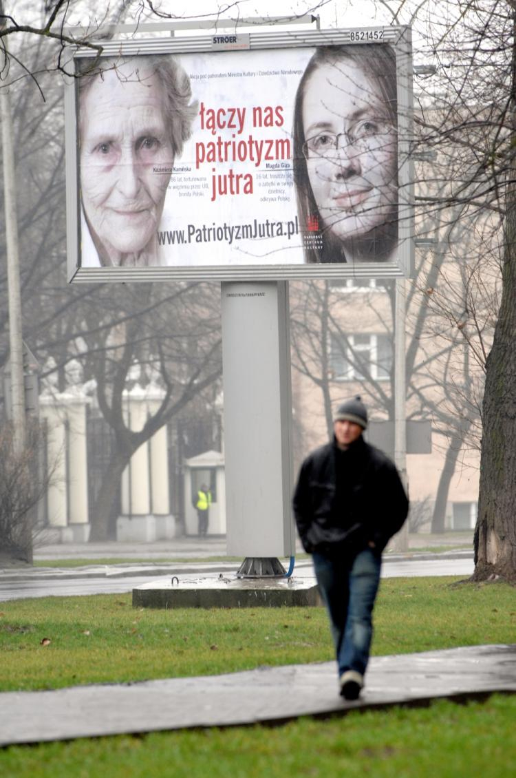 Plakat promujący program Patriotyzm jutra. Fot. PAP/J. Turczyk