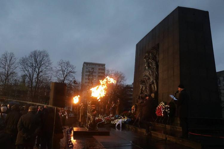 Obchody Międzynarodowego Dnia Pamięci o Ofiarach Holokaustu przy pomniku Bohaterów Getta w Warszawie. Fot. PAP/T. Gzell